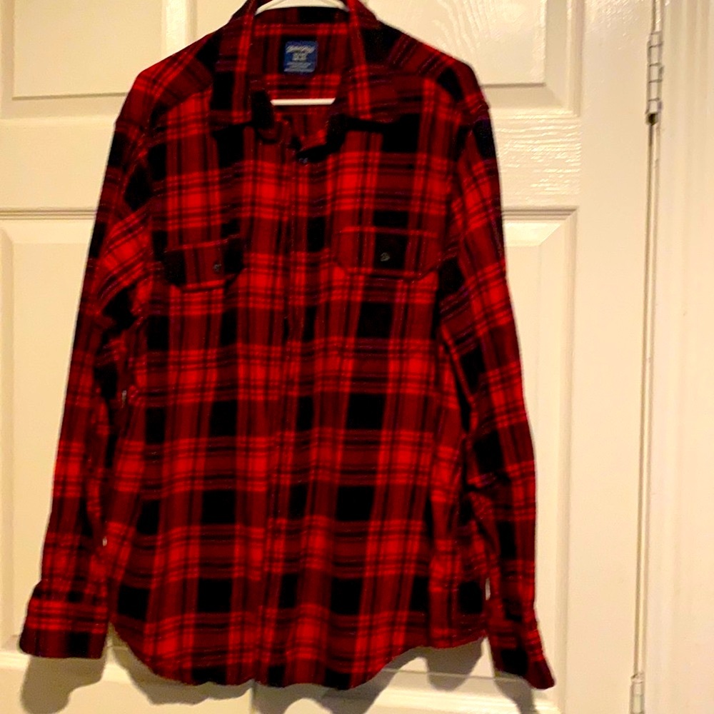 Men’s red & black plaid long sleeves shirt